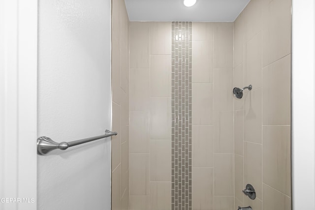 bathroom with tiled shower / bath combo