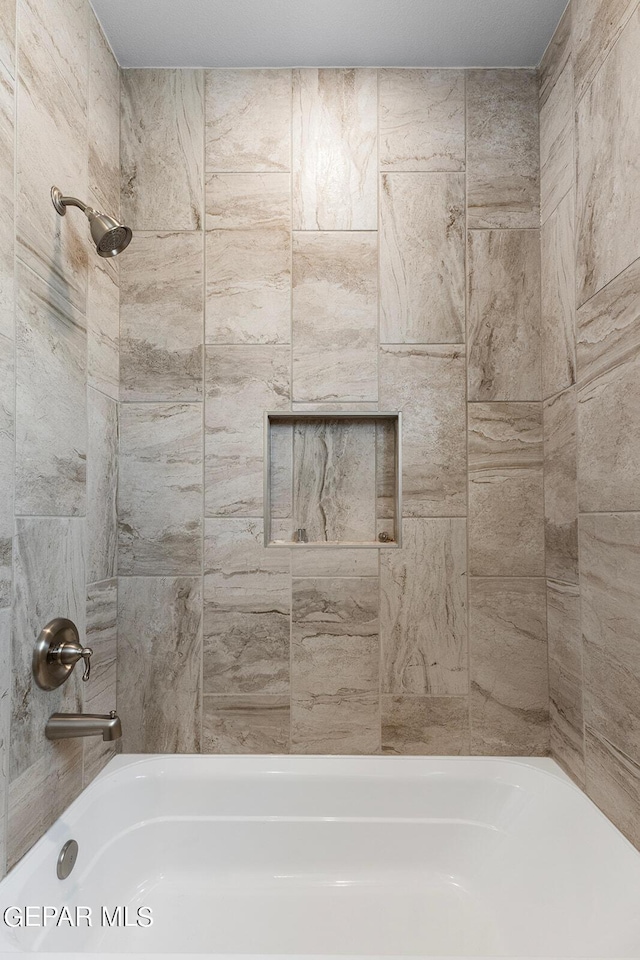 bathroom featuring tiled shower / bath combo