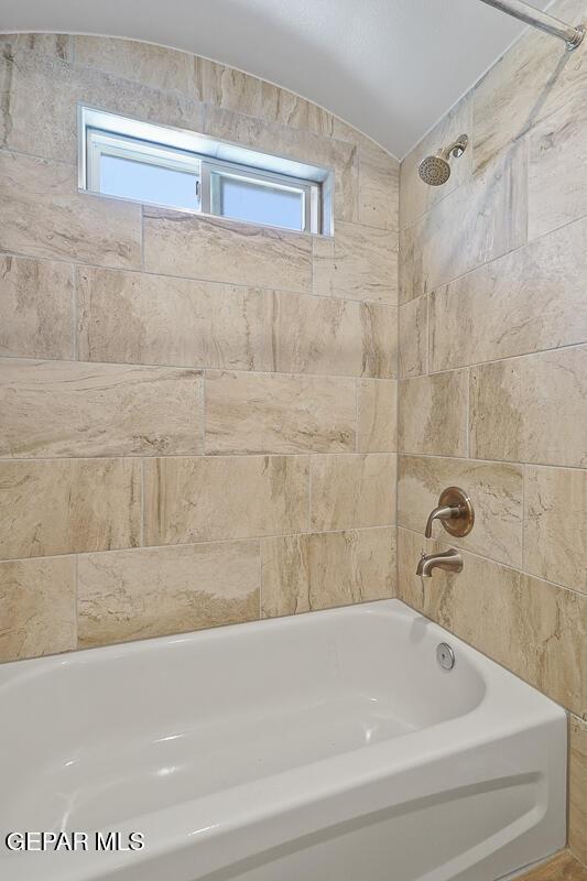 bathroom featuring tiled shower / bath combo