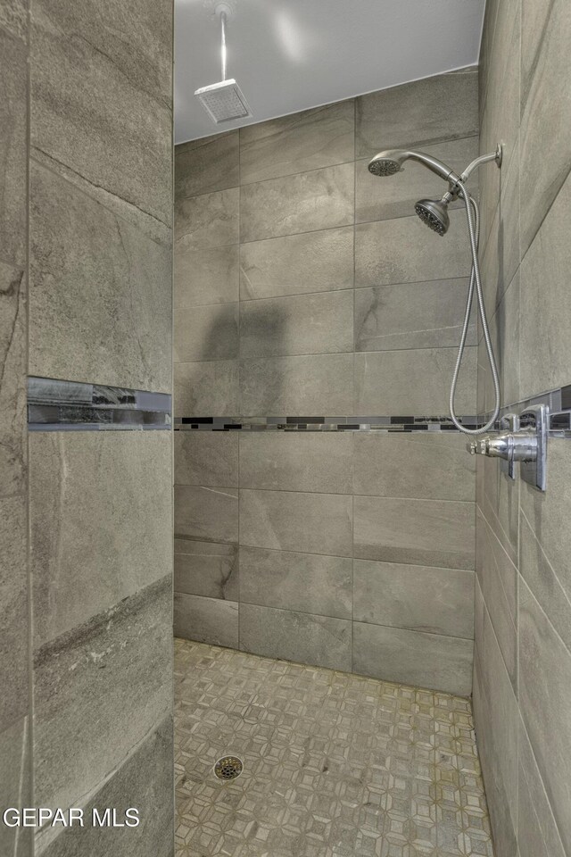 bathroom featuring a tile shower