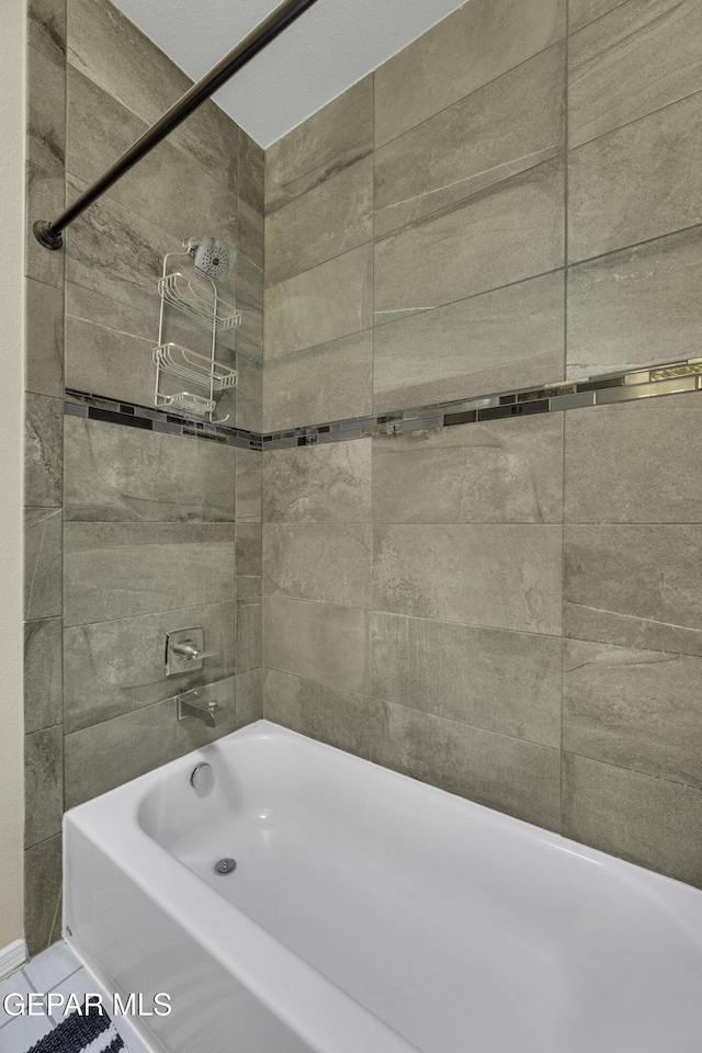 bathroom with tiled shower / bath combo