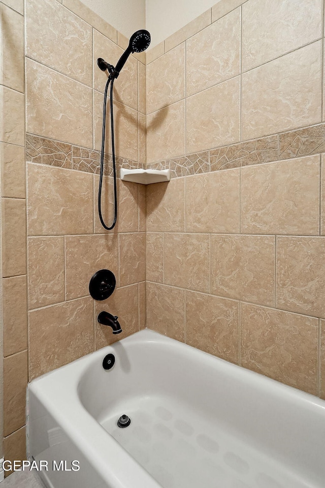 bathroom with tiled shower / bath