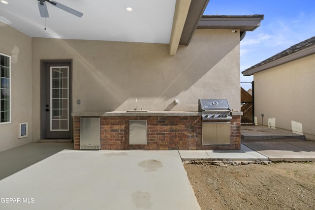 view of patio featuring sink, exterior kitchen, a grill, and ceiling fan