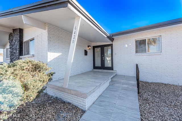 entrance to property featuring a porch