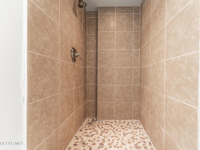 bathroom featuring tiled shower