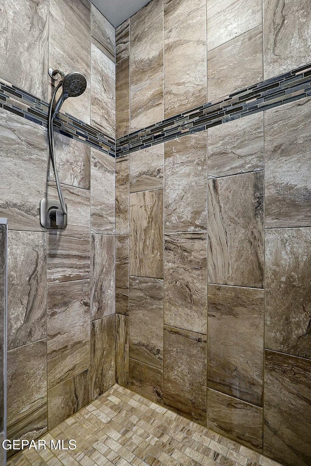 bathroom featuring a tile shower