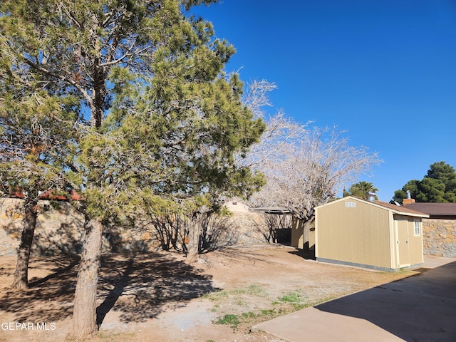 view of yard featuring a storage shed