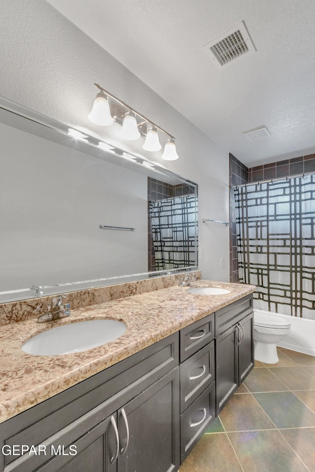 bathroom with curtained shower, toilet, and vanity