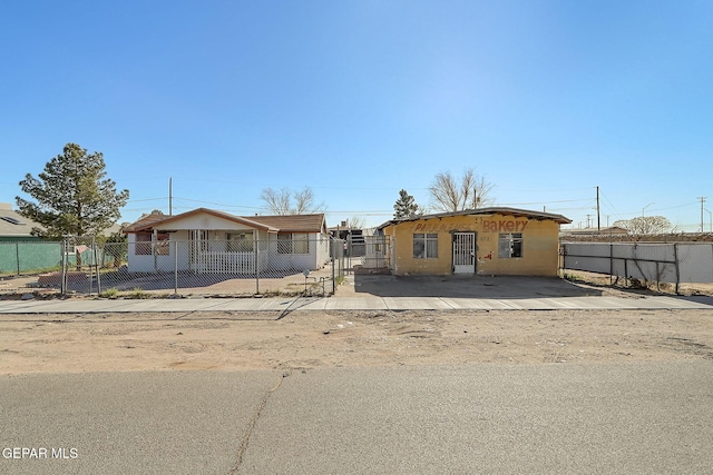 view of front of property