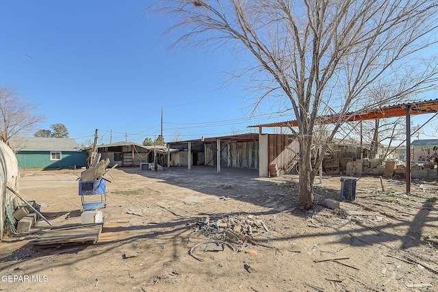 view of yard featuring an outbuilding