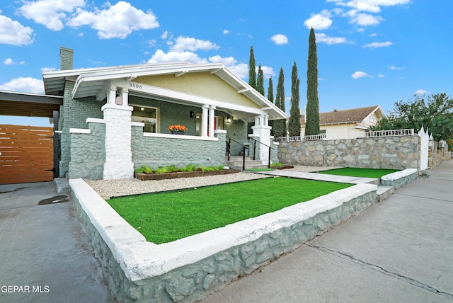 view of front of property featuring a porch and a front lawn