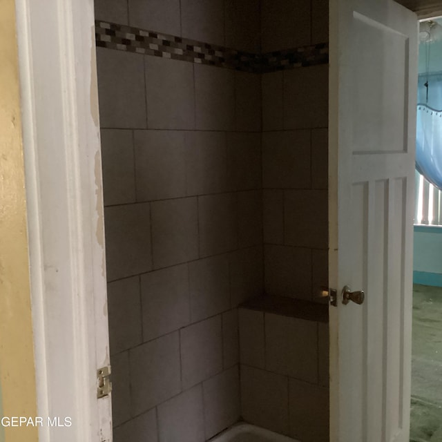 bathroom featuring shower / bath combo