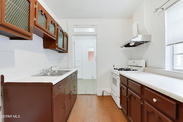 kitchen featuring light hardwood / wood-style floors, sink, and gas range gas stove