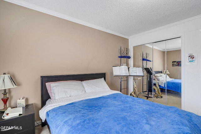 carpeted bedroom featuring crown molding, a textured ceiling, and a closet