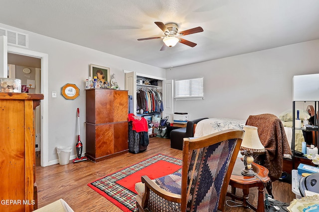 living area featuring light hardwood / wood-style flooring and ceiling fan