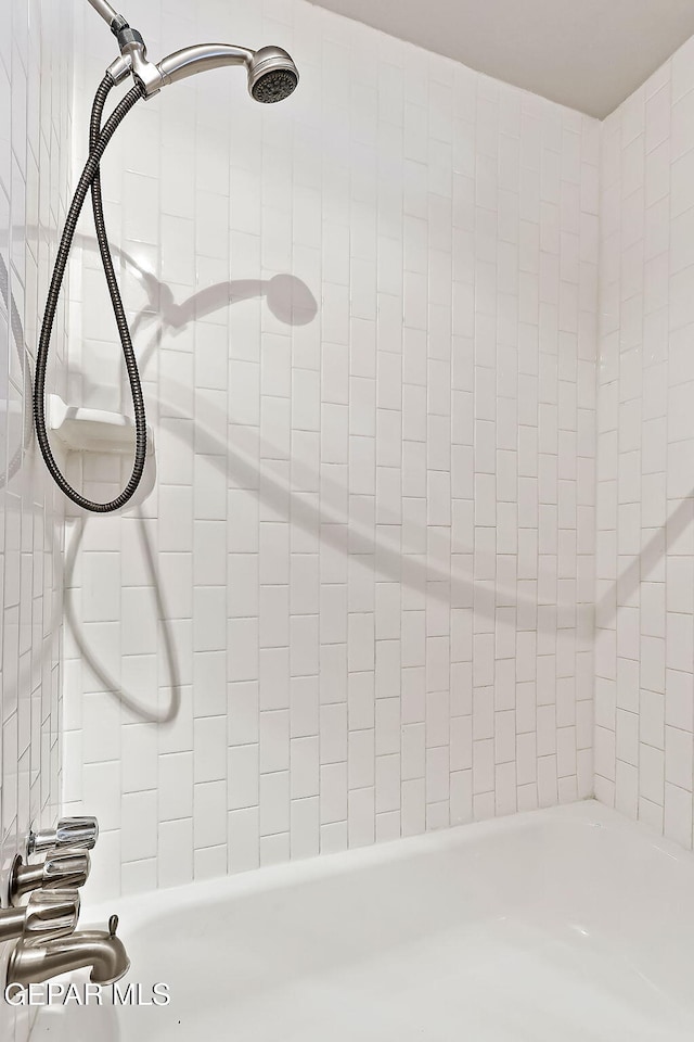 bathroom with tiled shower / bath