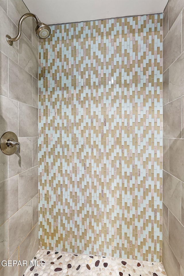 bathroom featuring tiled shower