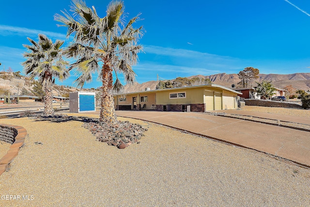 single story home featuring a mountain view