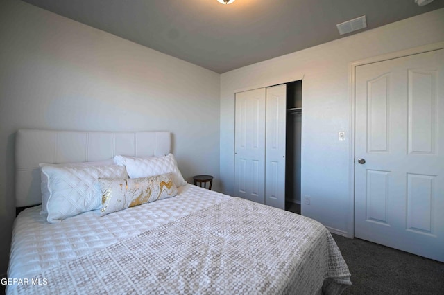 1009 Earthstar Pl, El Paso, TX 79928 - bedroom featuring a closet, visible vents, and dark carpet