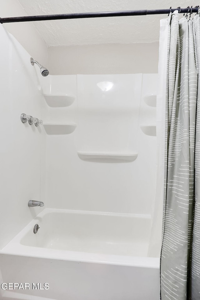 bathroom featuring shower / bath combo