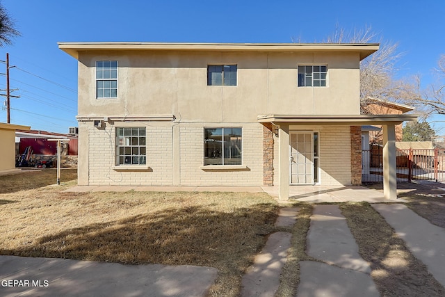 view of front of home featuring a front yard