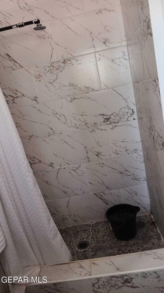 8808 Cosmos Ave, El Paso, TX 79925 - bathroom with tiled shower