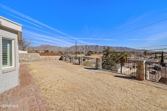 view of yard featuring a mountain view