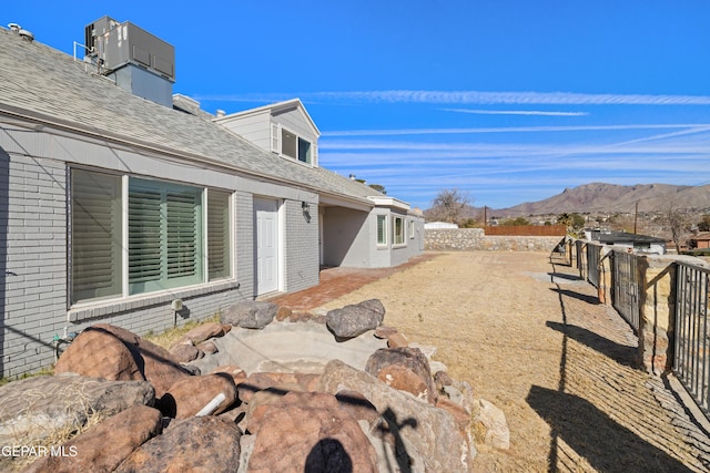 view of yard with a mountain view