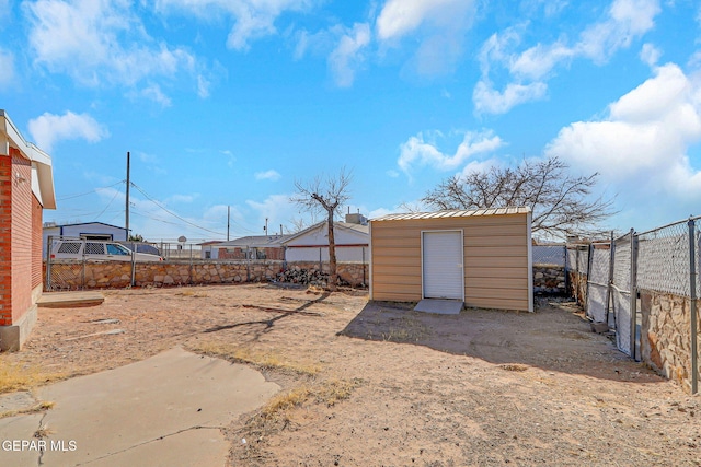 view of yard featuring a shed