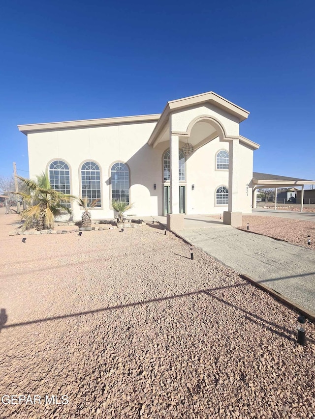 view of front of property featuring stucco siding