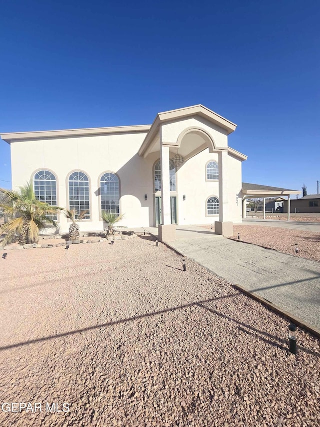 view of front facade featuring stucco siding