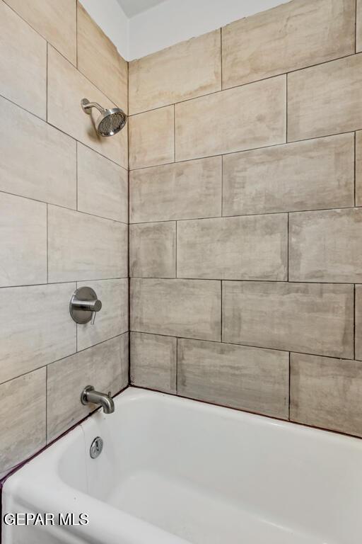 bathroom featuring tiled shower / bath combo