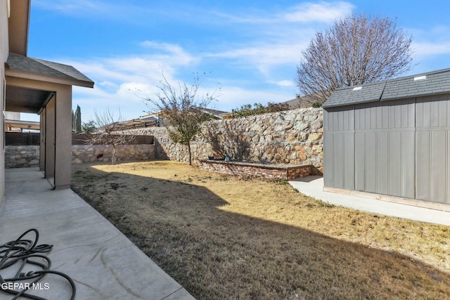 view of yard featuring a shed