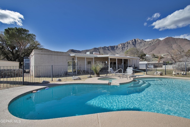 view of pool with an in ground hot tub, a mountain view, and a patio area