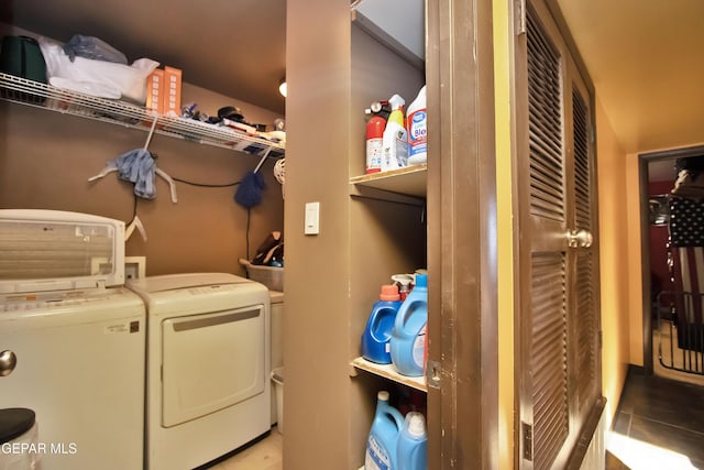 washroom featuring light tile patterned floors and washing machine and dryer