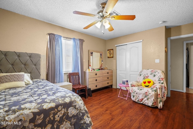 bedroom featuring ceiling fan, dark hardwood / wood-style floors, a textured ceiling, and a closet