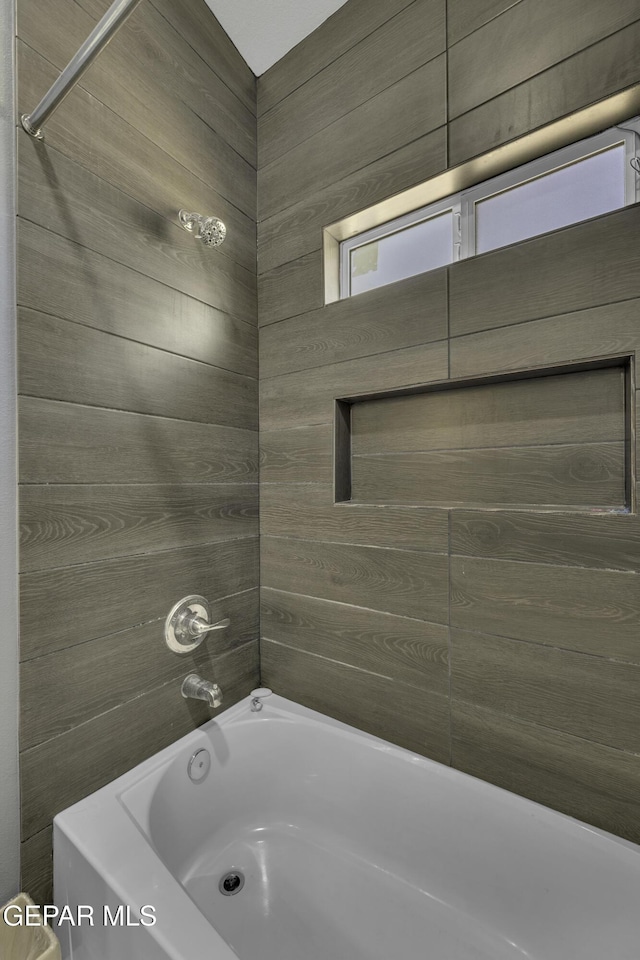 bathroom featuring tiled shower / bath combo