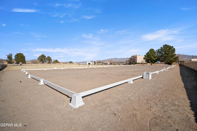 view of yard featuring a mountain view