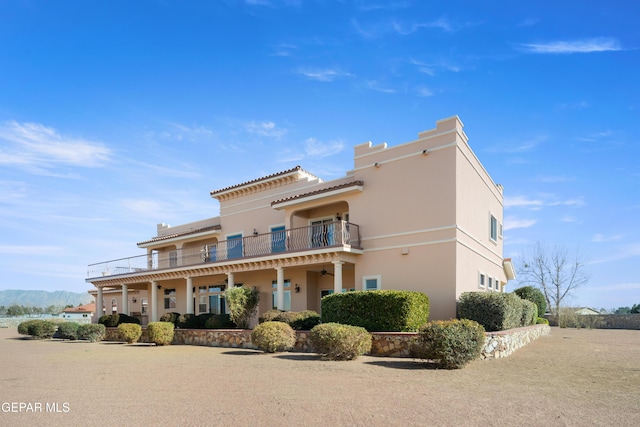 view of front facade featuring a balcony