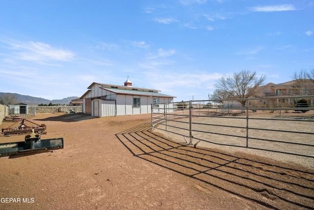 view of yard with an outbuilding and a mountain view