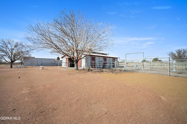 view of yard with an outbuilding