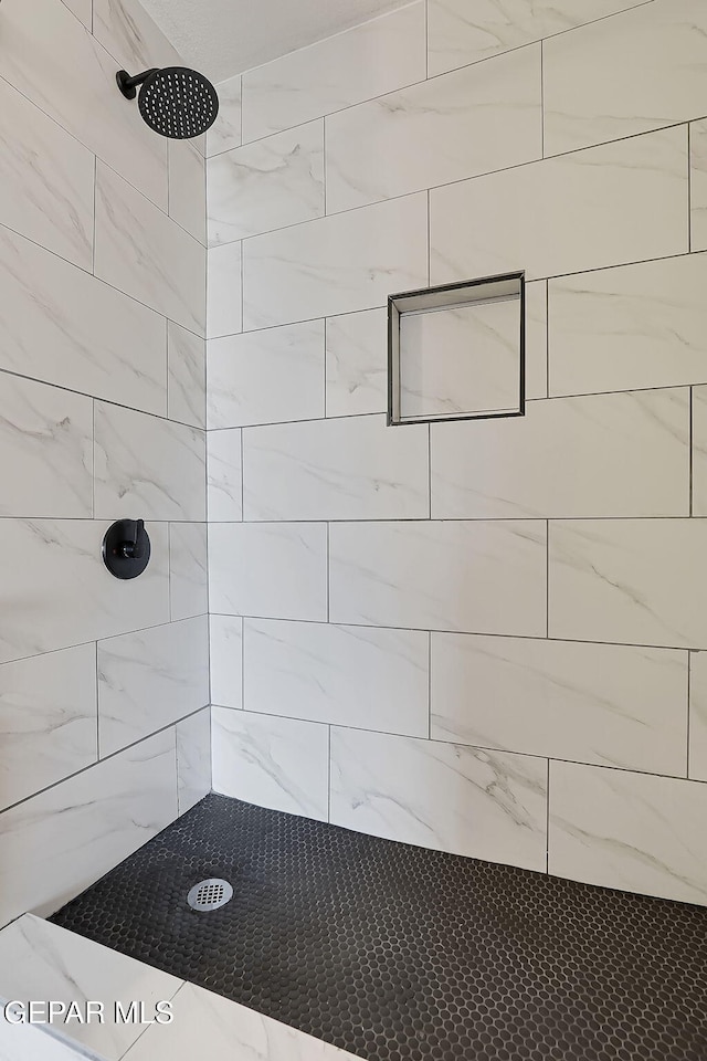 bathroom featuring a tile shower