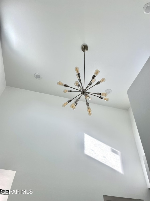 room details featuring a notable chandelier