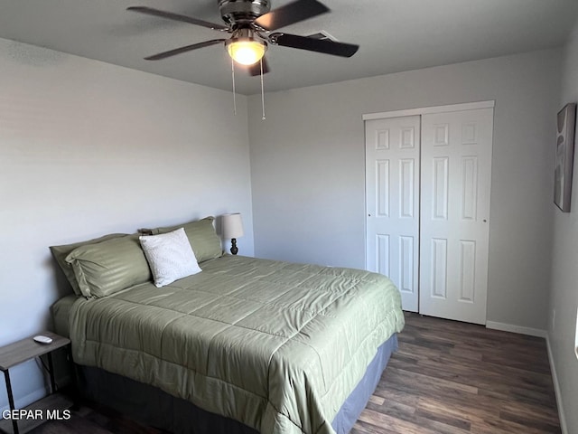 bedroom featuring dark hardwood / wood-style floors, ceiling fan, and a closet