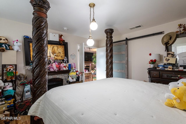 bedroom featuring a barn door