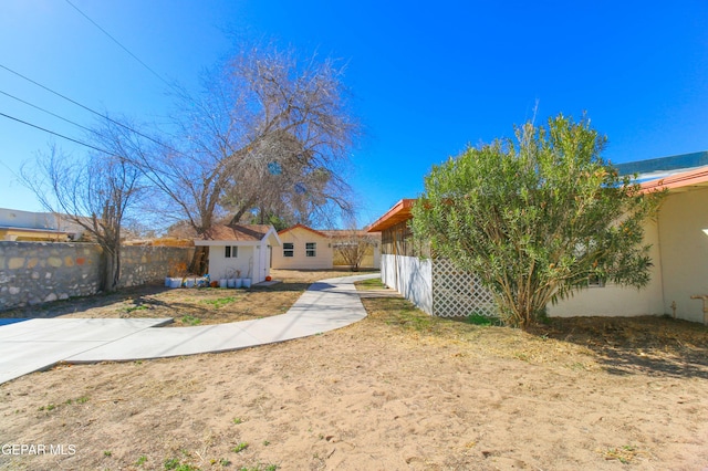 view of yard featuring a storage shed