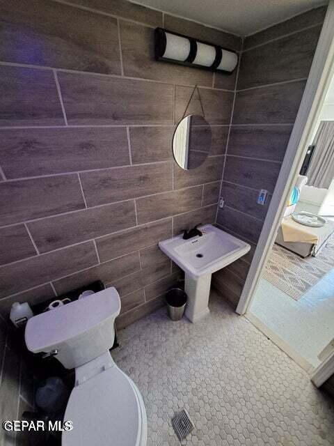 bathroom featuring toilet