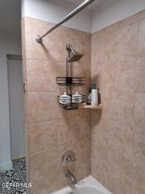 bathroom with tiled shower / bath