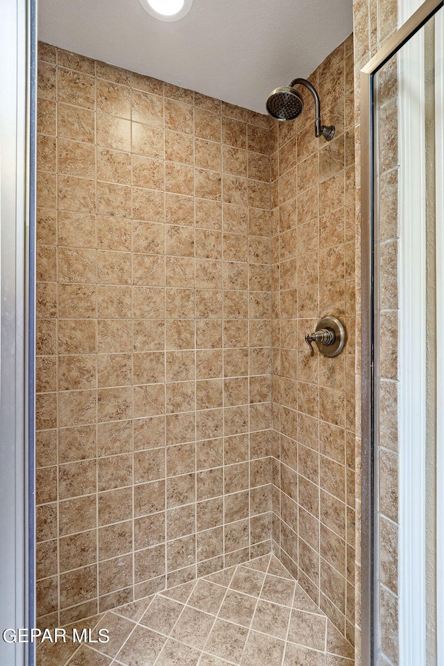 bathroom featuring tiled shower