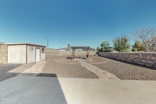 view of yard featuring a storage unit